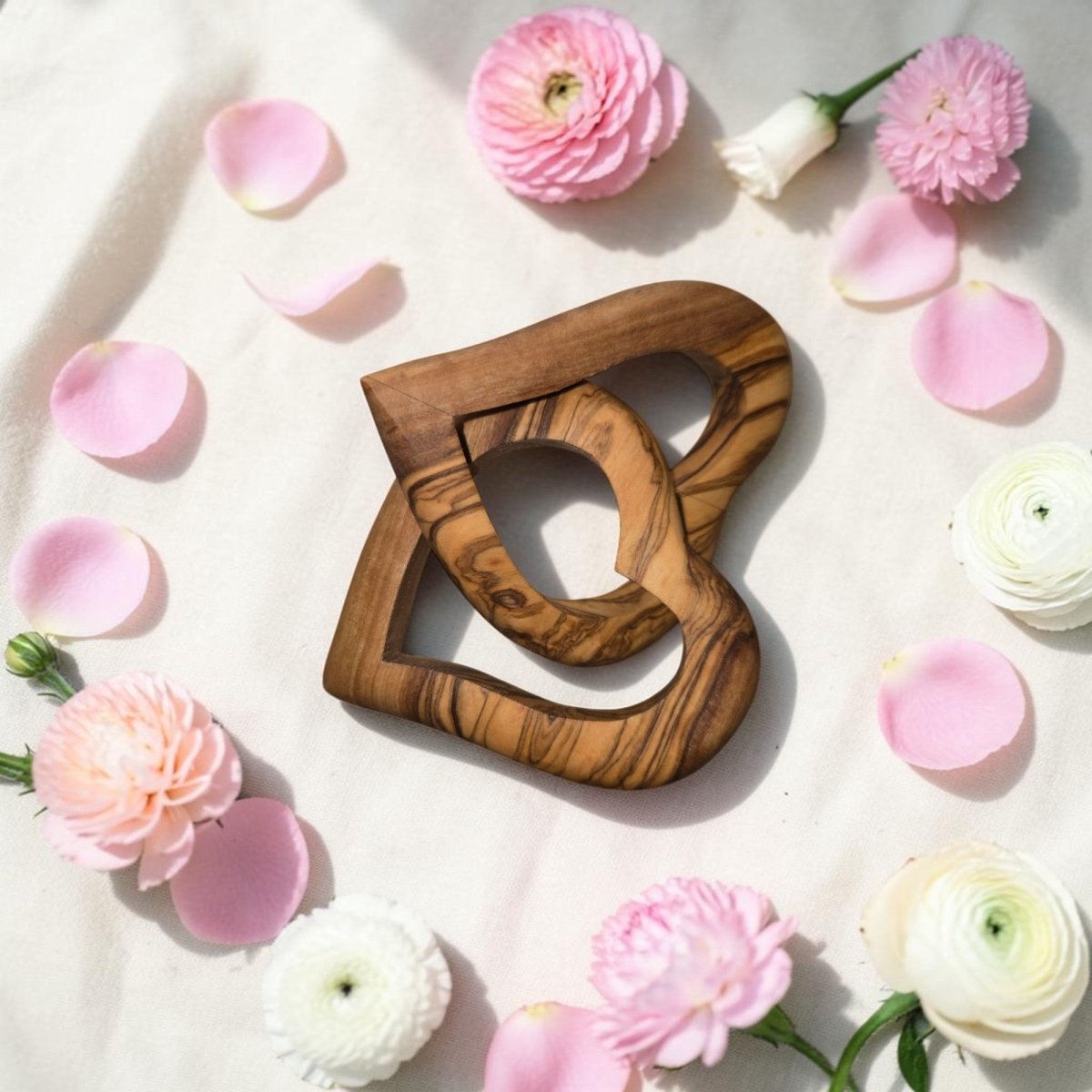 OLIVIKO olive wood hearts sculpture set of 2 – close-up of natural grain and craftsmanship detail