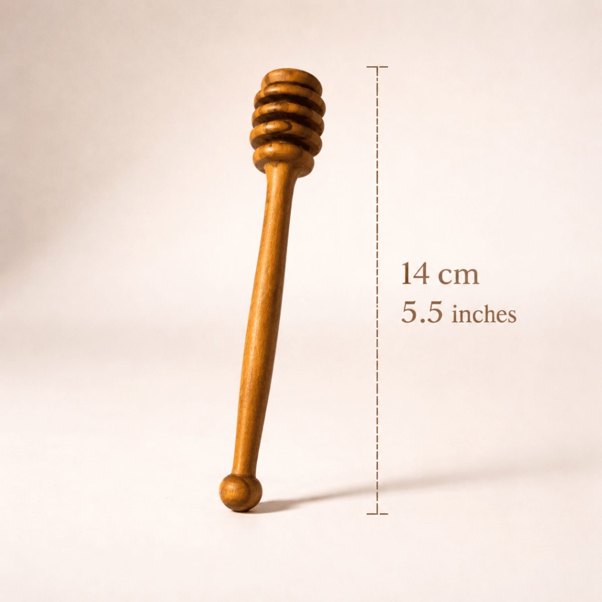 OLIVIKO olive wood honey dipper in use – drizzling honey from jar, solid Mediterranean olive wood, food-safe