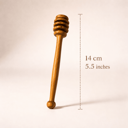 OLIVIKO olive wood honey dipper in use – drizzling honey from jar, solid Mediterranean olive wood, food-safe